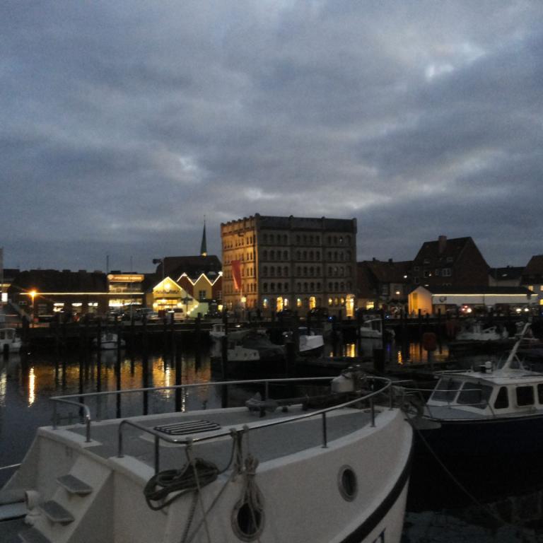 Hafen in Eckernförde mit Weihnachtsbeleuchtung